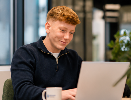 Bert-Jan aan het werk op laptop